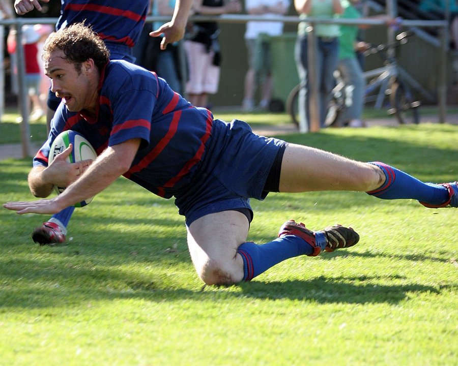 Andy Farquharson about to score a try